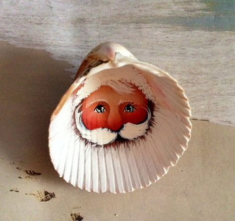 Pretty Florida Cockle sea shell Santa Claus by mypaintinplace Shell Projects, Art Coquillage, Seashell Projects, Beachy Christmas, Nautical Christmas, Santa Crafts, Seashell Ornaments, Seashell Painting, Shell Crafts Diy