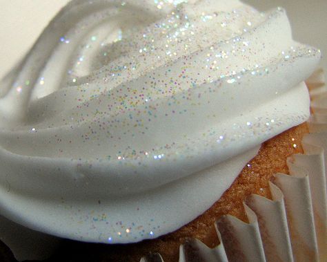 Edible glitter!  1/4 cup sugar, 1/2 teaspoon of food coloring, baking sheet and 10 mins in oven. Sooo cool!! Ive got to try this <3<3 Glitter Cupcakes, Edible Glitter, Cake Decorating Tips, Sweets Treats, High Tea, Just Desserts, Food Pictures, Yummy Treats, Cookie Decorating