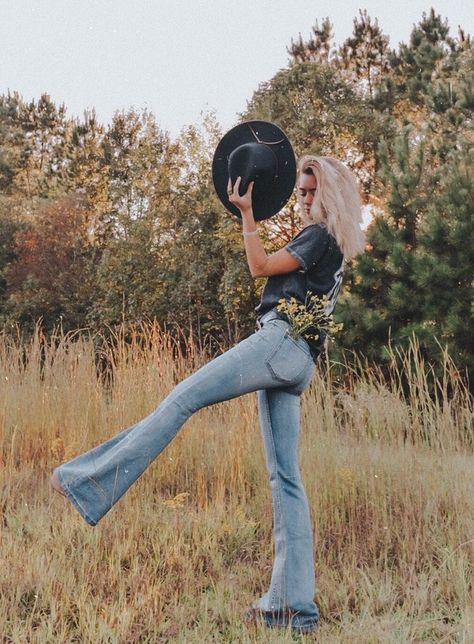 Western Photo Shoots, Cowgirl Photoshoot, Foto Cowgirl, Western Photoshoot, Western Photo, Western Photography, Senior Photo Outfits, Mode Hippie, Country Style Outfits