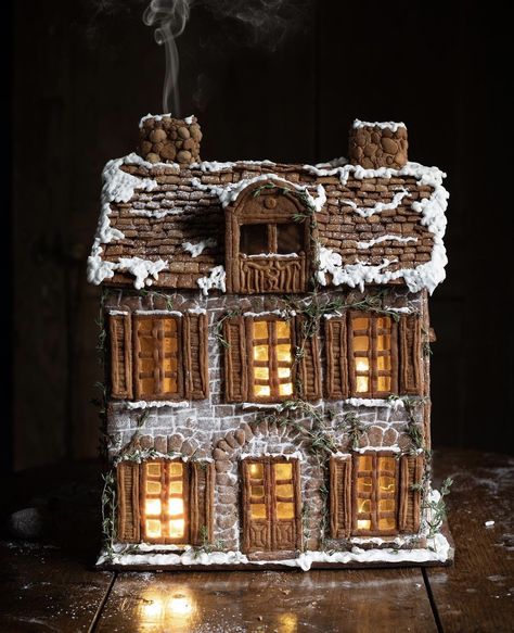 Graham Cracker House, Christmas Tree Inspo, Gingerbread House Designs, Gingerbread Village, Cute Cottage, Christmas Gingerbread Men, Beautiful Cottages, Christmas Gingerbread House, Christmas Time Is Here