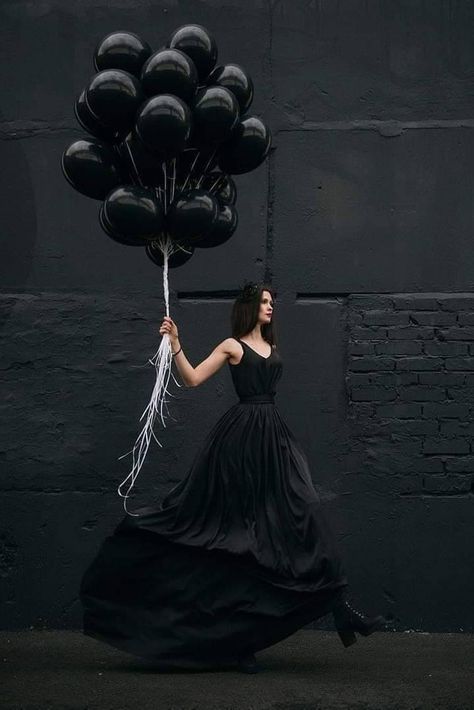 Black Balloons Photoshoot, Balloons Photography, Black Balloon, Bday Shoot, Creative Photography Techniques, Black Balloons, Fantasy Photography, Birthday Shoot, Glamorous Dresses