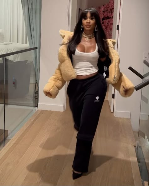 Saweetie Outfits Streetwear, Keyshia Cole Outfits, Saweetie Grills, Hood Outfits Baddie, Saweetie Outfits Casual, Saweetie Icy Grl Aesthetic, Icy Girl Aesthetic, 90s Female Rappers, Saweetie Instagram