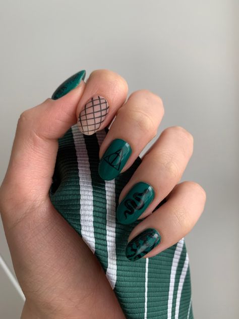 Harry Potter Nails Slytherin, Simple Harry Potter Nails, Harry Potter Nail Designs, Hp Nails, Slytherin Nails, Ideas For My Boyfriend, Harry Potter Nails Designs, Potter Nails, Harry Potter Nail Art