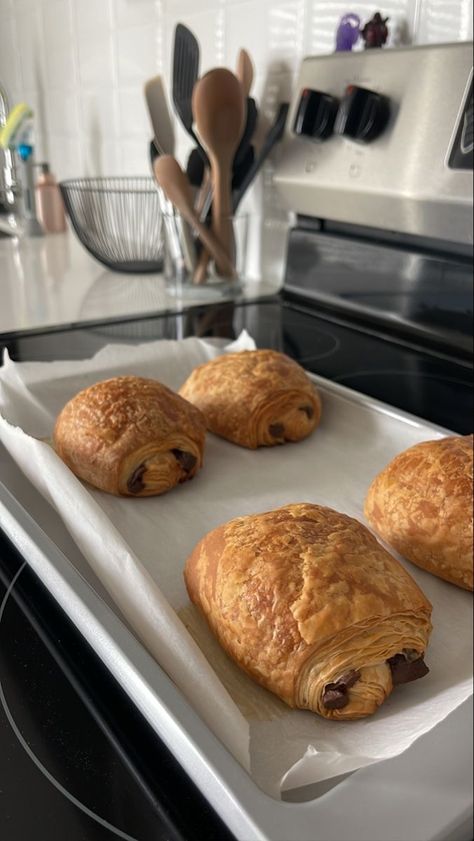 pan au chocolate Hestia Aesthetic, Fireplace Books, Aesthetic Food Photography, Chocolate Croissants, Breakfast Aesthetic, Family Baking, French Bakery, Chocolate Croissant, Chocolate Nutella