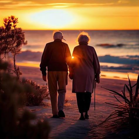 Old Couple Photos, Old Couple Aesthetic, Old Couples In Love, Couples Walking Together, Old Age Love, Retirement Aesthetic, Family Life Aesthetic, Couple Walking On Beach, Happy Old Couple