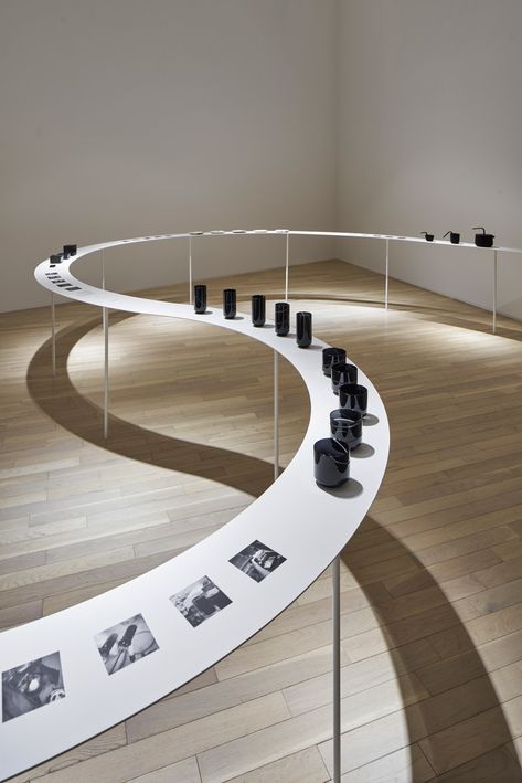 Nendo designs sinuous display for Tokyo tableware exhibition Unique Exhibition Design, Minimal Exhibition Design, Model Display Ideas, Round Display Table, Sculpture Display, Exhibition Display Design, معرض فني, Nendo Design, Museum Display