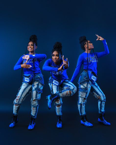 Sorority Photoshoot Ideas, Graduation Goals, Sorority Photoshoot, Finer Womanhood, Sorority Pictures, Sorority Girls, 2022 Goals, Girl Graduation, Sisterly Love