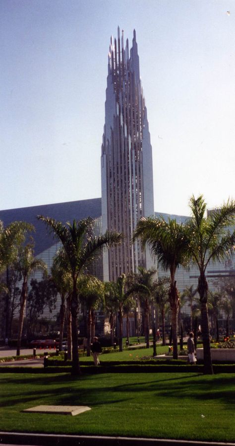 Cathedral Outside, Crystal Building, Garden Grove California, Chartres Cathedral Sketch, Crystal Cathedral, Cathedral Grove, Brechin Cathedral, Glass Panes, Pritzker Prize