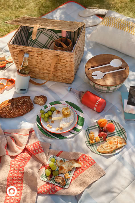 From picnic lunches to games on the lawn, let’s make this a summer to remember. Explore the new Hearth & Hand™ with Magnolia collection by Joanna Gaines for more ways to have outdoor fun. #HearthAndHand Picnic Pics, Picnic Romantic, Diy Doll Suitcase, Outdoor Proposal, Bday Picnic, Milky Cleanser, Lemonade Dress, Picnic Date Food, A Summer To Remember