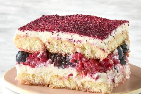 Whole Foods Cake, Berry Tiramisu, Berry Chantilly Cake, Chantilly Cake, Classic Tiramisu, Trifle Recipes, Pie Easy, Spring Dessert, Delish Desserts