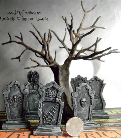 Miniature Graveyard, Witch Dollhouse, Haunted Doll House, Halloween Diorama, Halloween Village Display, Crea Fimo, Dollhouse Halloween, Tiny Gardens, Casa Halloween