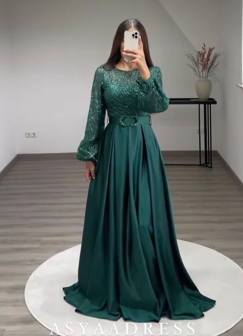 Matric Dance Dresses Modest, Emerald Green Prom Dress Modest, Modest Prom Dresses Muslim, Modest Soiree Dresses, Wedding Dresses Garden, Muslim Prom Dress, Long Skirt Top Designs, Gown Dress Party Wear, Dress Party Wear