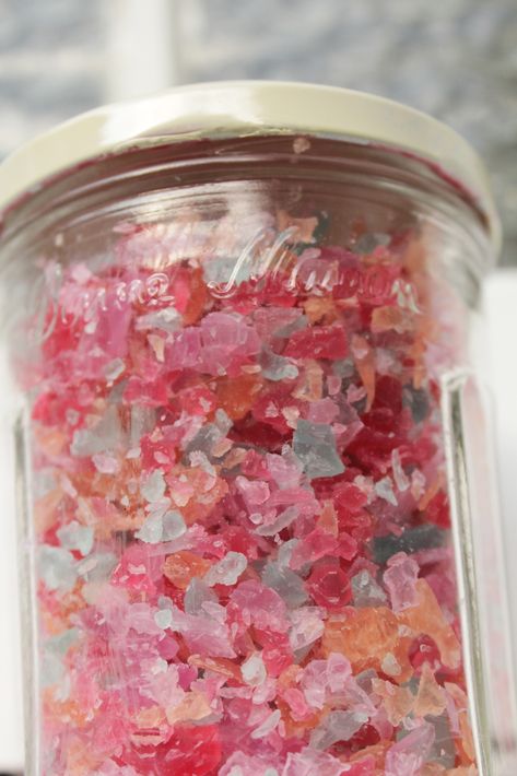 Bath Confetti Diy, Soap Confetti, Wax Crumbles, Test Tube Crafts, Bath Recipes Diy, Bath Confetti, Confetti Soap, Diy Bubble Bath, Confetti Diy