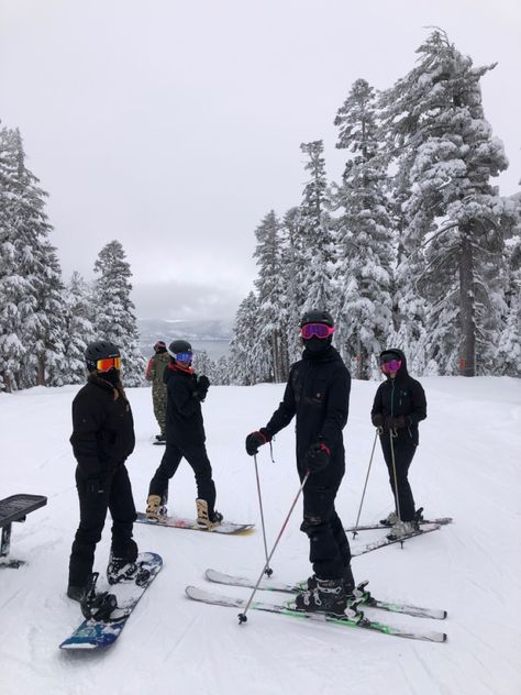 Skiing With Family Aesthetic, Skiing Family Aesthetic, Snow Friends Aesthetic, Family Ski Trip Aesthetic, Ski Pictures Ideas Friends, Group Ski Trip, Funny Skiing Pictures, Ski Trip Friends, Winter Outfits Aesthetic Snow