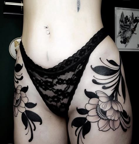 Feminine Thigh Tattoos, Goth Tattoo, Tattoos Geometric, Tatuaje A Color, Stomach Tattoos, Tattoo Feminina, Hip Tattoo, Dope Tattoos, Blackwork Tattoo