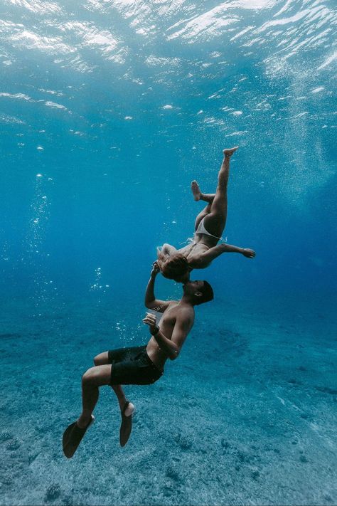 Koby and Jasmine were such dream clients for our beach couples session and couples Hawaii photoshoot! This adventurous couple decided to create even more memorable couples beach photos by turning this into an underwater photography couples photoshoot! Check out the blog for Hawaii underwater couples photos, beach couples photoshoot ideas, couples adventure photoshoot, Hawaii photo ideas couple, Hawaii couples pictures, couples beach poses, couples beach aesthetic, and more! Couples Beach Aesthetic, Couple Hawaii, Hawaii Photo Ideas, Beach Photoshoot Family, Hawaii Photoshoot, Adventure Photoshoot, Beach Couples Photoshoot, Photoshoot Ideas Couples, Underwater Photoshoot