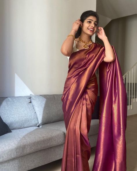 South Indian Party Wear Saree, Wine Kanjivaram Saree, Manthrakodi Saree Blouse Designs, Latest Saari Trends Indian, Saree Kanjivaram Silk, Simple Bridal Saree Look, Contrast Blouse For Maroon Silk Saree, South Indian Saree Looks, South Indian Sarees Modern