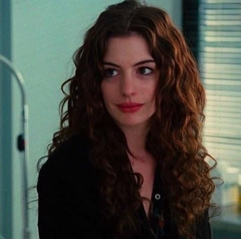 Iconic on Instagram: “Anne Hathaway as Maggie in “Love and other drugs”🥀” Anne Hathaway Hair, Ann Hathaway, Anne Hathaway, Long Curly Hair, Dream Hair, Curly Girl, Long Curly, Wavy Hair, Hair Goals