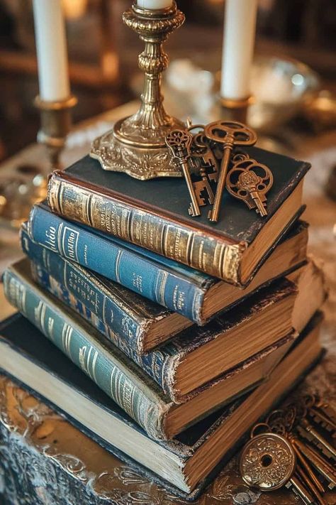 Old Books Wedding Decor, Vintage Book Themed Party, Historical Wedding Theme, Homecoming Centerpieces, Book Lover Wedding Ideas, Book Wedding Centerpieces, Literature Wedding, Book Lovers Wedding, Book Centerpiece