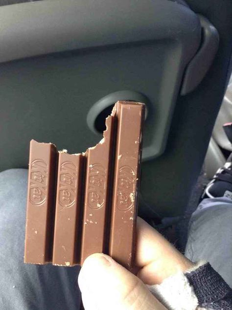 45 Photos That Will Annoy You More Than They Should. Can you make it through this post without muttering “aaarrrggghhh” softly under your breath? Unsatisfying Pictures, Ocd Humor, Ocd Test, Ocd Triggers, Kit Kat Bars, Pet Peeves, Morning Humor, Kit Kat, Random Pics