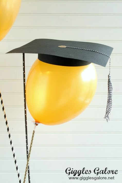 Graduation Cap Balloon Diy Graduation Decorations, Kindergarten Graduation Party, Graduation Party High, Toilette Design, Senior Graduation Party, Graduation Party Diy, Graduation Crafts, Graduation Party Centerpieces, Diy Graduation Cap