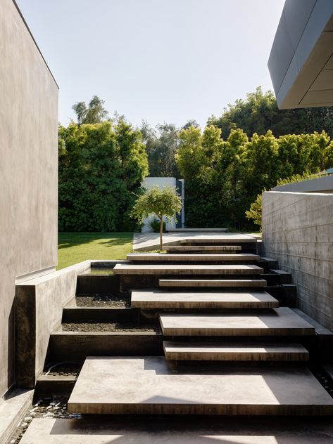 Landscape Stairs, Garden Stairs, Exterior Stairs, Concrete Stairs, Garden Decor Ideas, Outdoor Stairs, Concrete Steps, Contemporary Interior Design, Contemporary Home Decor