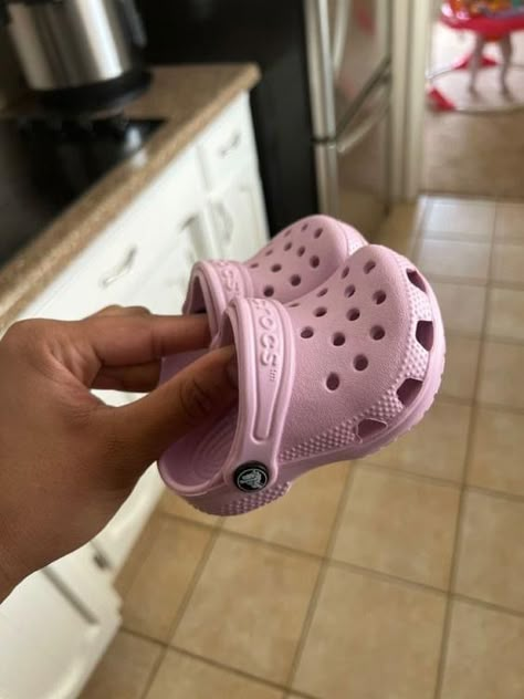 Baby Nike Outfits, Baby Shoes Aesthetic, Baby Pink Crocs, Baby Crocs Shoes, Pink Crocs, Hello Kitty Baby, Kitty Baby, Baby Fits