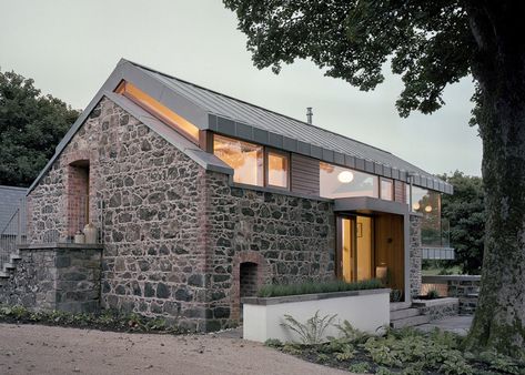 Traditional stone barn updated with a steel-framed living space. Stone Facade, Casas Coloniales, Stone Barns, Exterior Cladding, Barn Conversion, Modern Barn, Design Exterior, House Extensions, Stone Houses