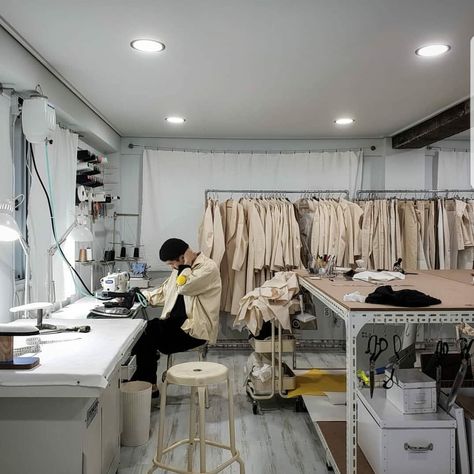 Minimalist Sewing Room, Fashion Design Studio Workspaces, Ruangan Studio, Workspace Studio, Design Studio Workspace, Design Studio Office, Sewing Room Inspiration, Studio Workspace, Fashion Designer Studio