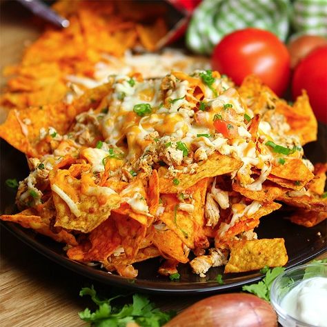 Chicken Doritos Nachos Are Packed with Zesty Cheesiness - Shared Doritos Cheese, Shrimp Pan, Nacho Chicken, Nacho Appetizer, Nacho Recipes, Dorito Chicken, Doritos Nachos, Tandoori Masala, Diner Recept