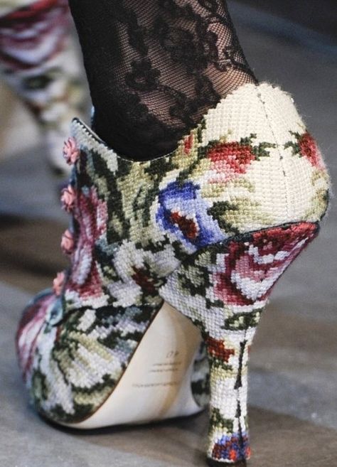 Tapestry on shoes!! Cross Stitch Shoes, Stitch Shoes, Dolce E Gabbana, Cross Stitching, Stitch Embroidery, Beautiful Shoes, Cross Stitch Embroidery, Embroidery Stitches, Needlepoint