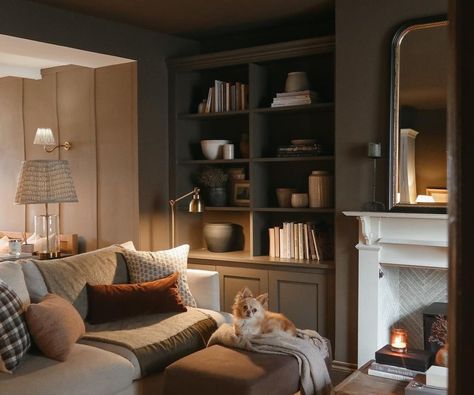 Corner Condo Living Room, Cosy Masculine Living Room, Living Room Cottage Modern, Cosy Interior Living Room, Cosy Cottage Aesthetic, Pottery Studio Living Room, Living Room Cottage Decor, Living Room Modern Cottage, Cottage Home Living Room