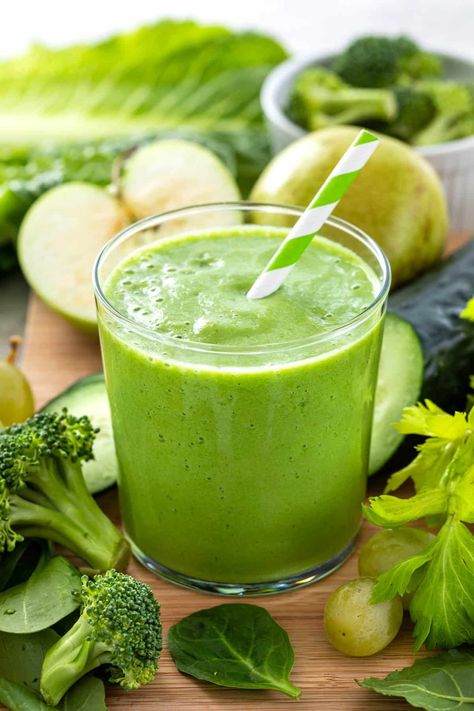 Easy green smoothie recipe provides a healthy nutritional boost to your day! Each sip is full of leafy greens, hearty vegetables, fruit, and Greek yogurt. #greensmoothie #smoothie #healthysmoothie Dinner Smoothie Recipes, Healthy Dinner Smoothies, Easy Green Smoothie Recipes, Dinner Smoothie, Tasty Smoothies, Salad Appetizer Cups, Kung Pao Chicken Recipe, Smoothie Recipes With Yogurt, Appetizer Cups