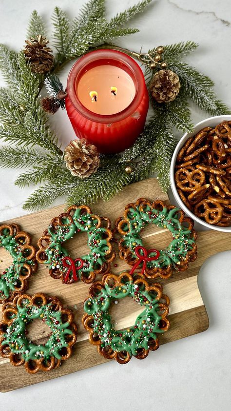 How cute are these pretzel wreaths?! 🎄 I love how easy they are to make and that it doesn’t require baking! Share this fun idea with a… | Instagram Pretzel Wreath Christmas, Pretzel Wreaths, Pretzel Wreath, Christmas Pretzels, Pretzel Treats, Christmas Cookie Party, Dipped Pretzels, Wreath Cookies, Pretzel Dip