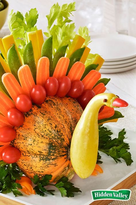 Involve the kids in making this 5-step veggie turkey, an appetizer vegetable platter that's also a festive Thanksgiving centerpiece. Add some dip, and you'll be sure to keep everyone happy while they're waiting for the real bird to come out of the oven! Veggie Turkey, Kid Friendly Appetizers, Thanksgiving Fruit, Decorações Com Comidas, Vegetable Platter, Thanksgiving Treats, Creative Kitchen, Veggie Tray, Thanksgiving Appetizers