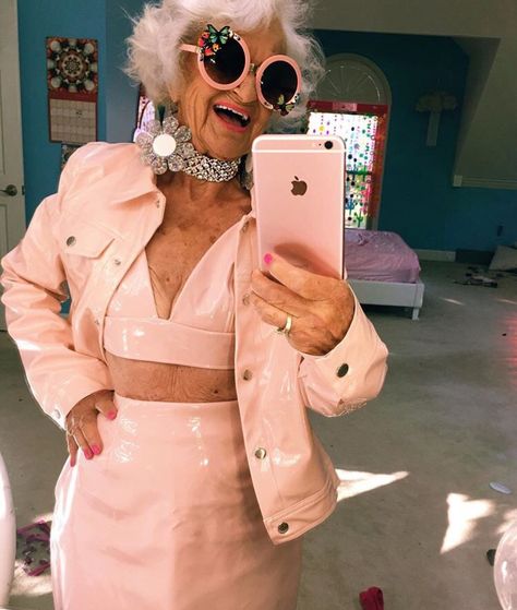 Baddie Winkle, Funny Old People, Boho Patio, Advanced Style, 50 Style, Beautiful Dresses For Women, Over 50 Womens Fashion, 인물 사진, Fashion Over 50