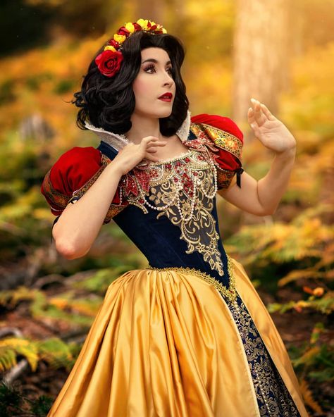 The Fairest and the first of them all has a special place in my heart ❤ Every Princess or Queen stand for kindness and good heart… Disney Fairytale Wedding Dress, Yennefer Cosplay, Snow White Cosplay, Deku Cosplay, Disney Princess Cosplay, Snow White Costume, Diy Costumes Kids, Disney Fairy Tale Weddings, Fairy Tale Wedding Dress