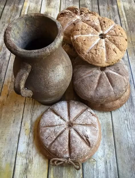 Panis Quadratus, Old School Kitchen, Ancient Roman Food, Roman Recipes, Ancient Food, Historical Food, Roman Culture, Medieval Food, Roman Food