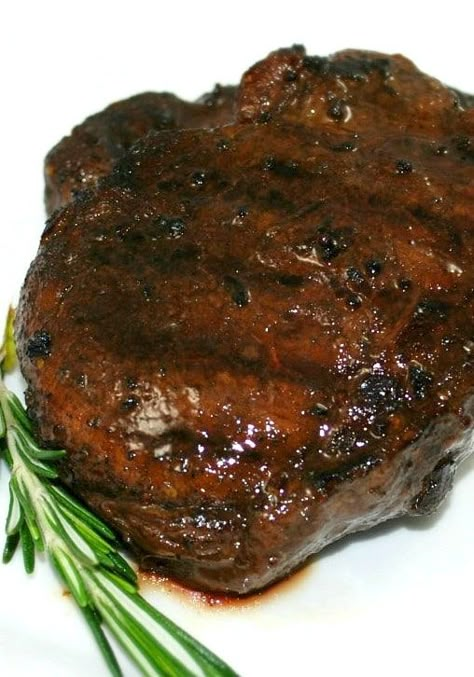 Filet Mignon Marinade, Filet Mignon Recipes Grilled, Rosemary Beef, Filet Mignon Recipes, Beef Marinade, Easy Marinades, Beef Filet, Veal Recipes