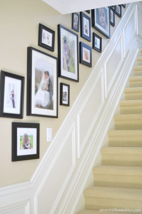 Picture Wall Staircase, Stairway Pictures, Foto Scale, Gallery Wall Stairs, Gallery Wall Tips, Stairway Gallery Wall, Stairway Gallery, Wall Staircase, Staircase Pictures