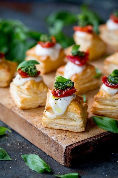 These puff pastry caprese bites are quick and simple to make using ready-rolled pastry. Perfect for any party table! #caprese #capresebites #pastry #puffpastry #partyfood #appetizer #thanksgiving #thanksgivingfood #christmasfood #newyearseveparty via @kitchensanc2ary Appetizer Thanksgiving, Caprese Bites, Puff Pastry Appetizers, Pastry Appetizer, Sugar Cookie Recipe Easy, Small Appetizers, Mini Quiches, Thanksgiving Appetizers, Puff Pastry Recipes