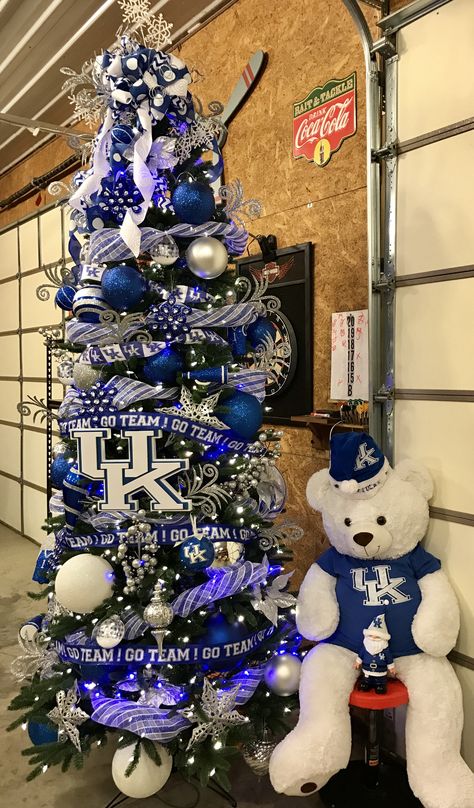 Kentucky Wildcats Kentucky Christmas Tree, Kentucky Christmas, Maple Leaf Tree, Green Christmas Tree Decorations, Christmas Photograph, Themed Christmas Tree, Uk Christmas, Uk Basketball, Ky Wildcats