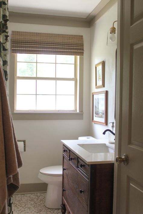 3 tips to make a small bathroom feel bigger Vintage Charm Behr, Green Trim White Walls, Gold Frame Gallery Wall, Small Kitchen Makeover, Vintage Bathroom Remodel, Modern Vintage Bathroom, Kitchen Cabinet Makeover, Modern Boho Farmhouse, Small Bathroom Diy