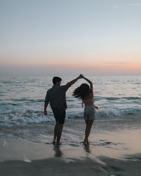 Sunset beach couples shoot #silhouette #coupleshoot #cutecouple #coupleaesthetic #couplephotoshoot #couplephotographyposes #couplegoals Sunset Beach Pictures, Couple Beach Pictures, Couple Beach Photos, Beach Photo Session, Couple Silhouette, Only Aesthetic, Sea Photography, Aesthetic Couple, Couple Picture Poses