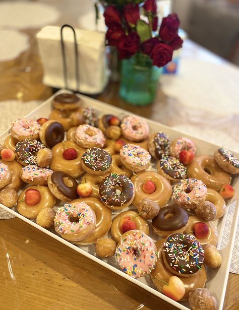 Brunch Donut Ideas, Donut Platter Ideas, Donut Breakfast Board, Donut Platter Display, Mini Donut Charcuterie Board, Buffay Food Table, Doughnut Charcuterie Board, Donut Board Birthday, Donut Charcuterie Board Ideas