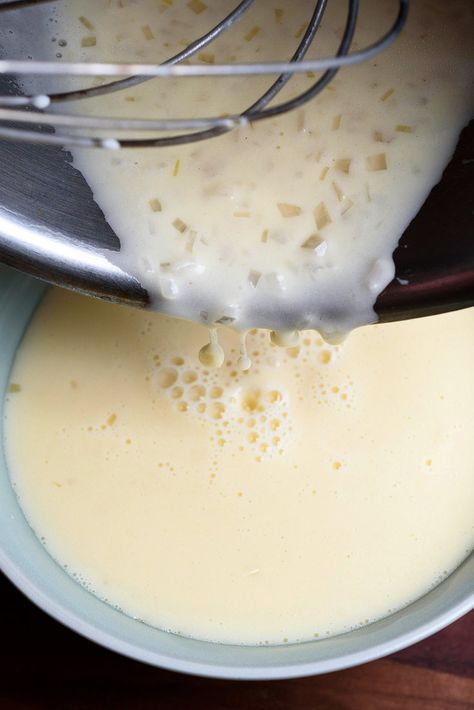 Beurre Blanc Sauce Recipe, Buerre Blanc, Béarnaise Sauce, Cook Asparagus, French Butter, How To Cook Asparagus, Vinaigrette Recipes, Sauces And Dressings, French Classic