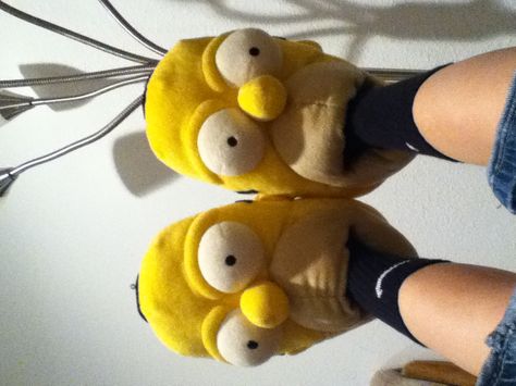 Homer Simpson slippers! 😜 Weird Slippers, Plushie Slippers, Simpson Slippers, Slippers Funny, Cool Slippers, Funny Slippers, Fun Slippers, Trendy Shoes Sneakers, Pretty Shoes Sneakers