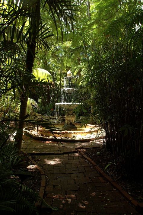 Explore a hidden garden within The Garden Hotel in Key West, Florida. Vegetable Garden Boxes, Cottage Backyard, Jungle Gardens, Backyard Garden Layout, Hidden Garden, Garden Guide, Forest Garden, Decoration Garden, Key West Florida