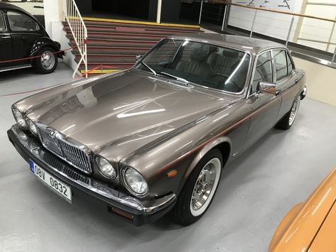 Jaguar Xj6 Series Iii, Vintage Cars Black And White, Vintage Cars Black, Cars Black And White, Sports Garage, Cars At Night, Jaguar V12, Car Gang, Jaguar Xj40