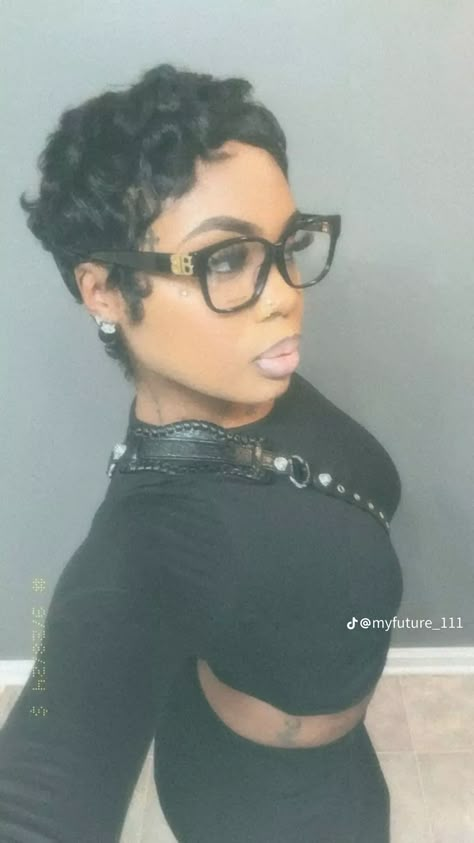 Outfits With A Pixie Haircut, Black Women Low Cut Hairstyles, Betty Boop Hairstyle Short Hair, Fall Pixie Hair Color Black Women, Short Big Chop Hairstyles, Highlight Pixie Haircut, Cute Short Cuts For Black Women, Betty Boop Pixie Cut, Quickweave Pixie Cut